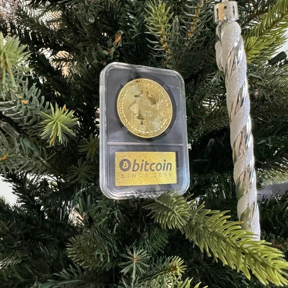 Bitcoin Commemorative Coin In Plastic Protective Case - Picture 4 of 10